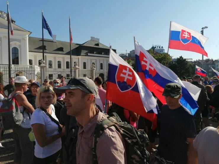 Účastníci protestného zhromaždenia proti opatreniam vlády SR v súvislosti s pandémiou ochorenia COVID-19 pred Prezidentským palácom 29. júla 2021 v Bratislave.