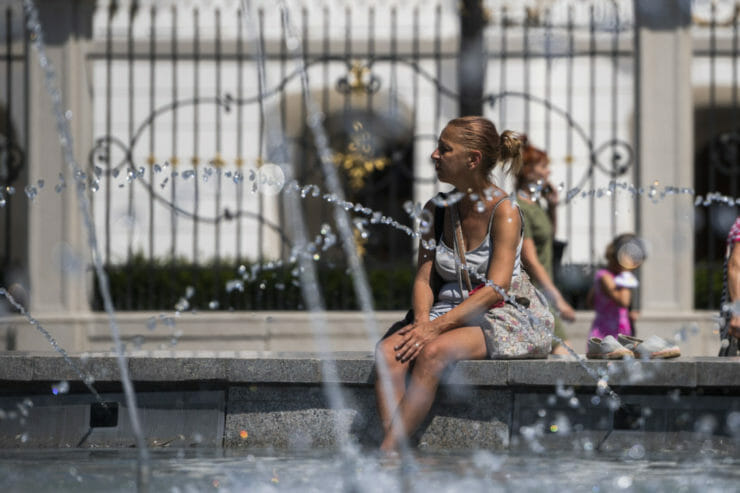 žena sa ochladzuje vo fontáne pred Prezidentským palácom v Bratislave 8. júla 2021.