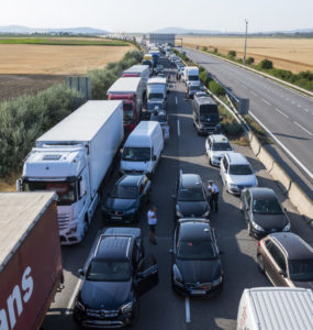 Pendleri blokujú diaľničný hraničný priechod Čunovo-Rajka.