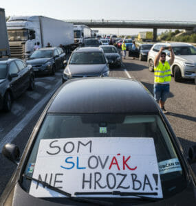 Pendleri blokujú hraničný priechod Čunovo-Rajka.