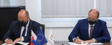 Minister obrany Cyperskej republiky Charalambos Petrides a minister obrany SR Jaroslav Naď podpisujú Memorandum o porozumení.
