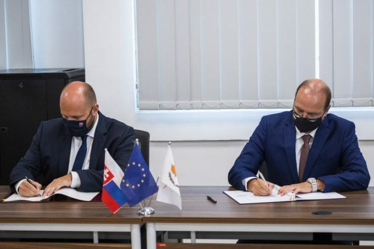 Minister obrany Cyperskej republiky Charalambos Petrides a minister obrany SR Jaroslav Naď podpisujú Memorandum o porozumení.