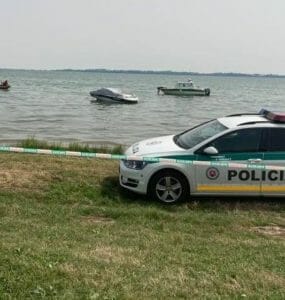 Policajné auto pri vodnej nádrži Zemplínska Šírava.