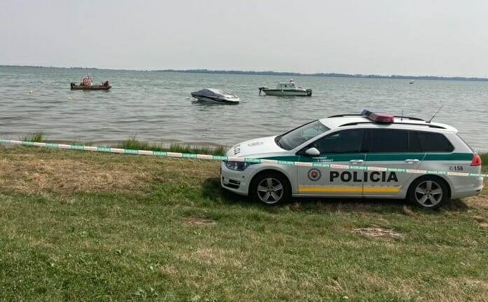 Policajné auto pri vodnej nádrži Zemplínska Šírava.