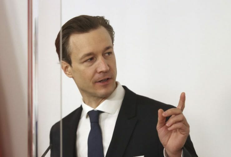 Rakúsky minister financií Gernot Blümel hovorí počas tlačovej konferencie vo Viedni 16. februára 2021.