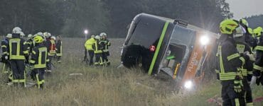 Hasiči zasahujú na mieste nehody diaľkového autobusu na diaľnici A24