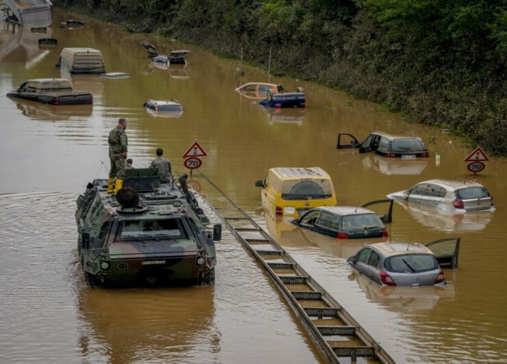 Príslušníci nemeckej armády hľadajú obete v zaplavených autách na ceste v nemeckom Erftstadte v sobotu 17. júla 2021.
