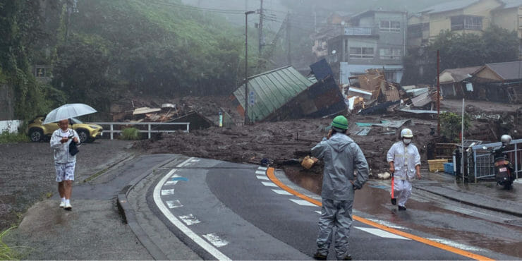 Masy bahna a sutín zatarasili cestu v japonskom Atami.