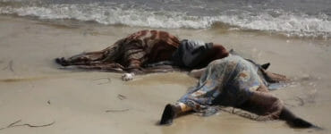Mŕtve telá utopených afrických migrantov ležia na pláži.