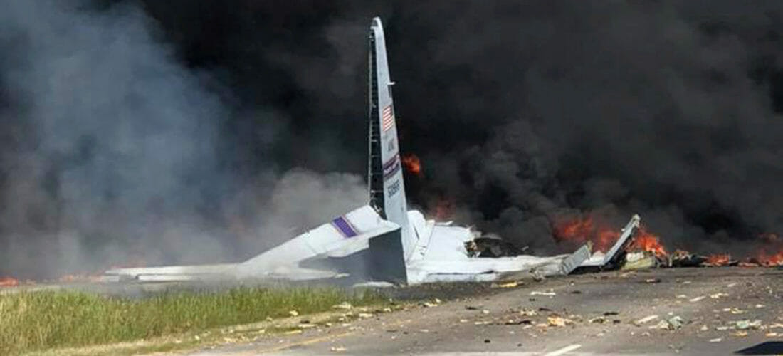 Pohľad na dym a plamene zo spadnutého nákladného lietadla typu C-130.