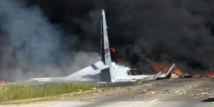 Pohľad na dym a plamene zo spadnutého nákladného lietadla typu C-130.