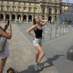 Návštevníčky si fotia selfie pred Múzeom Louvre v Paríži 9. júna 2021.