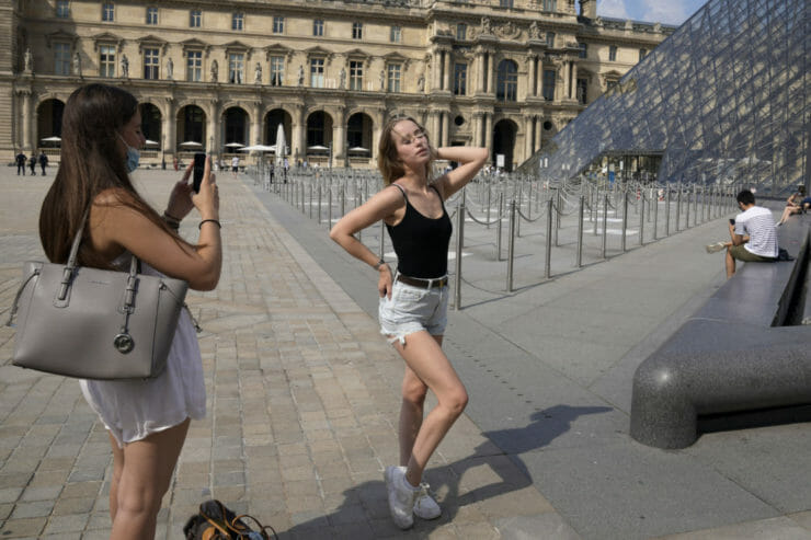 Návštevníčky si fotia selfie pred Múzeom Louvre v Paríži 9. júna 2021.