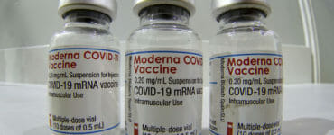 Na archívnej snímke zo 17. februára 2021 sú ampulky vakcíny Moderna proti ochoreniu COVID-19.