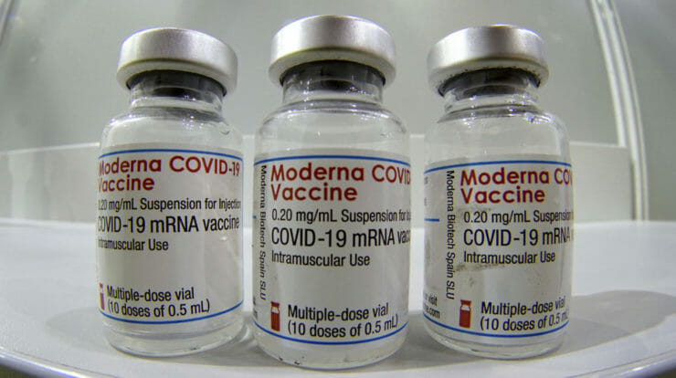 Na archívnej snímke zo 17. februára 2021 sú ampulky vakcíny Moderna proti ochoreniu COVID-19.