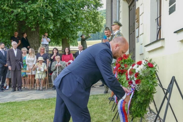 Jaroslav Naď (OĽaNO) kladie veniec počas osláv 141. výročia narodenia generála Milana Rastislava Štefánika