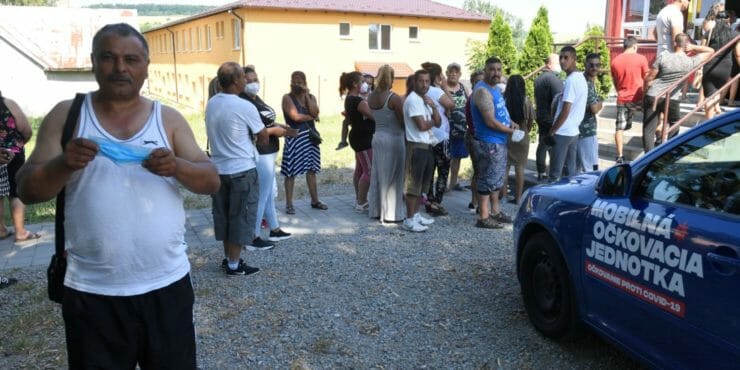 Rómovia z osady v obci Kecerovce, v okrese Košice-okolie čakajú v rade na očkovanie.