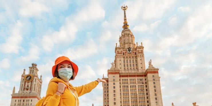 Žena pred Moskovskou štátnou univerzitou. MGU