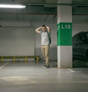 Muž na prázdnom parkovacom mieste