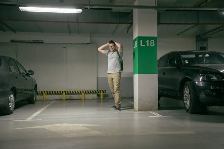 Muž na prázdnom parkovacom mieste
