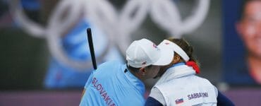 Rory Sabbatini s caddym - manželkou Martinou sa bozkávajú po poslednom údere