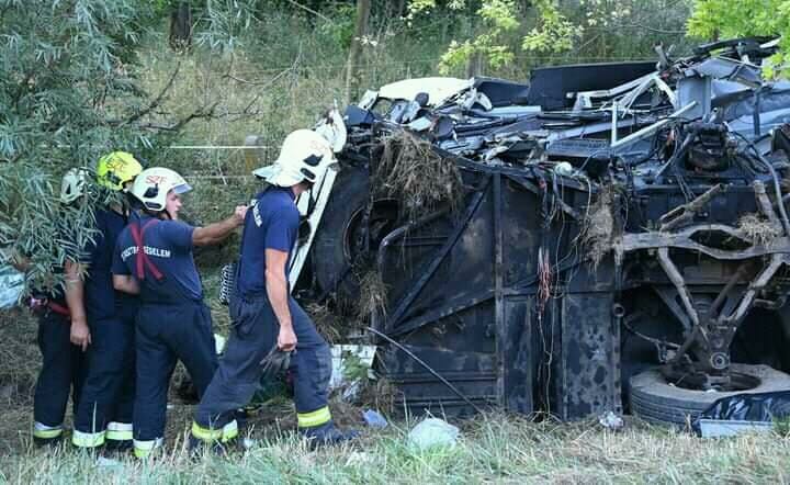 Záchranári pri prevrátenom autobuse v Maďarsku.