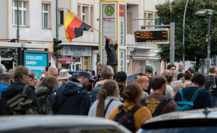 Ľudia počas nepovoleného protestu proti vládnym opatreniam proti koronavírusu v Berlíne v nedeľu 29. augusta 2021.