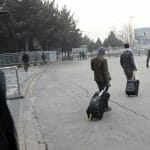 Afganci, ktorých deportovali z Nemecka, odchádzajú z letiska v Kábule 15. decembra 2016.