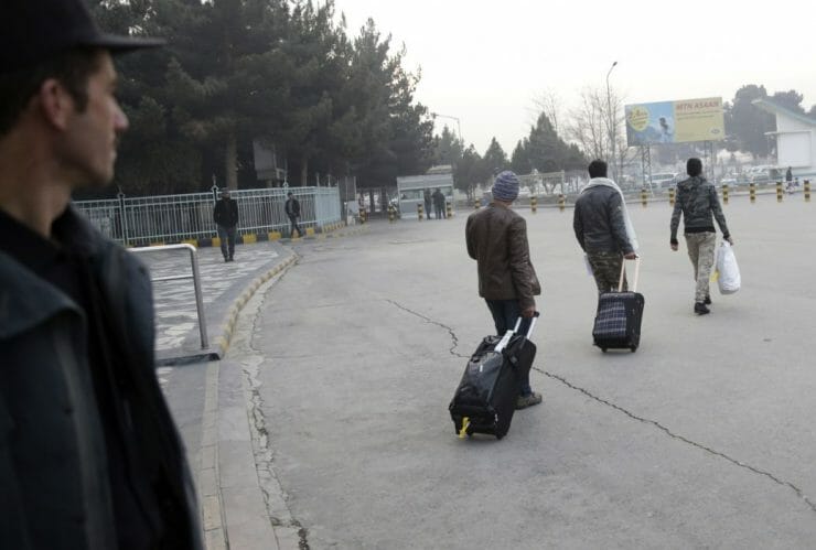 Afganci, ktorých deportovali z Nemecka, odchádzajú z letiska v Kábule 15. decembra 2016.