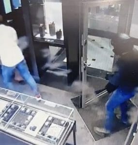 Zlodeji kradnú luxusné hodinky.