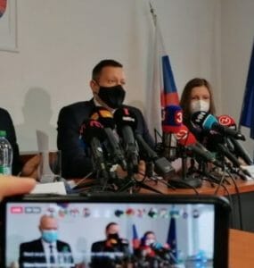 Špeciálny prokurátor Daniel Lipšic (uprostred), riaditeľ odboru všeobecnej kriminality Úradu špeciálnej prokuratúry (ÚŠP) Vladimír Kuruc a hovorkyňa ÚŠP Jana Tökölyová informujú o podanej obžalobe v trestnej veci mediálne známej ako "Dobytkár".