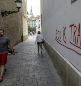 Nápis "god is trans" na budove v centre Bratislavy.