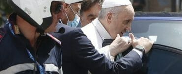 Pápež František sa zastavil porozprávať sa s policajtmi v aute, ktorí ho doprevádzali do Vatikánu