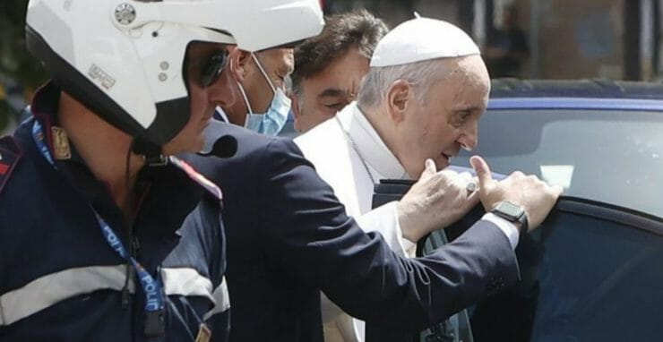 Pápež František sa zastavil porozprávať sa s policajtmi v aute, ktorí ho doprevádzali do Vatikánu