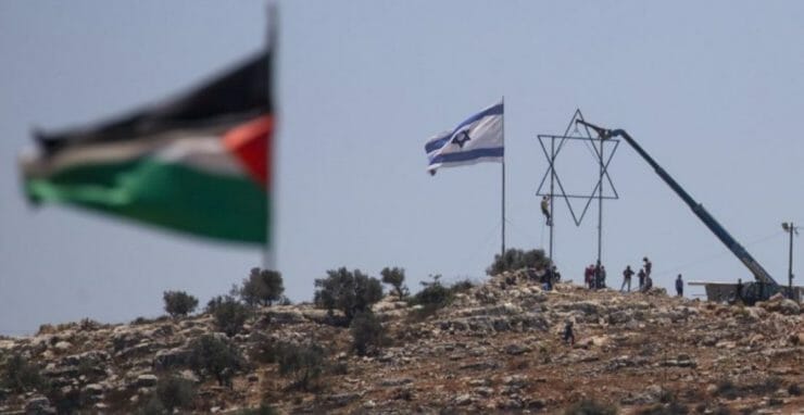 Izraelskí osadníci naprávajú veľkú Dávidovu hviezdu v ilegálne postavenej izraelskej osade Eviatar, ktorú vidno z palestínskej dediny Beita na hranici s Izraelom