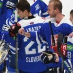 Kapitán slovenskej hokejovej reprezentácie Marek Hrivík (vľavo) sa teší so spoluhráčmi z postupu na zimné olympijské hry 2022 do Pekingu po výhre 2:1 v poslednom zápase D-skupiny Slovensko - Bielorusko na kvalifikačnom turnaji v Bratislave v nedeľu 29. augusta 2021.