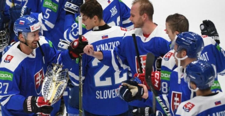 Kapitán slovenskej hokejovej reprezentácie Marek Hrivík (vľavo) sa teší so spoluhráčmi z postupu na zimné olympijské hry 2022 do Pekingu po výhre 2:1 v poslednom zápase D-skupiny Slovensko - Bielorusko na kvalifikačnom turnaji v Bratislave v nedeľu 29. augusta 2021.