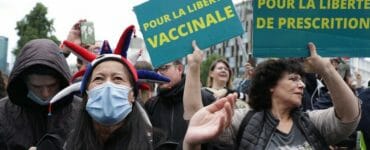 Anti-vaxoví demonštranti pochodujú počas protestu proti pandemickým reštrikciám a proti zavedeniu covidpasu v Paríži 7. augusta 2021.