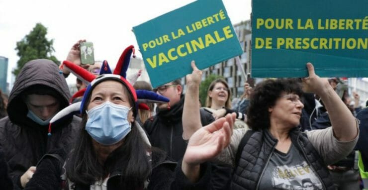 Anti-vaxoví demonštranti pochodujú počas protestu proti pandemickým reštrikciám a proti zavedeniu covidpasu v Paríži 7. augusta 2021.