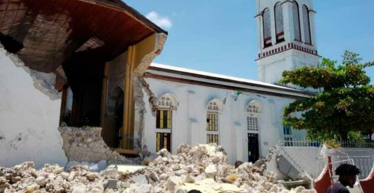 Na snímke Kostol Najsvätejšieho Srdca poškodený po zemetrasení v Les Cayes na Haiti v sobotu 14. augusta 2021.