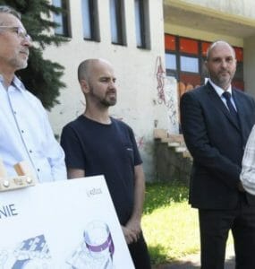 zľava architekt Martin Drahovský, autor projektu Igor Timko, primátor Košíc Jaroslav Polaček, Milan Antol z OZ Chi3 a architekt Marek Merjavý počas brífingu spojeného s prezentáciou zámeru revitalizácie košického kina Družba v Košiciach 9. augusta 2021.