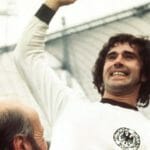 Na archívnej snímke zo 7. júla 1974 futbalista Nemeckej spolkovej republiky Gerd Müller (uprostred).