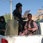 Bojovníci Talibanu hliadkujú v meste Faráh provincie Faráh, juhozápadne od Kábulu 11. augusta 2021.