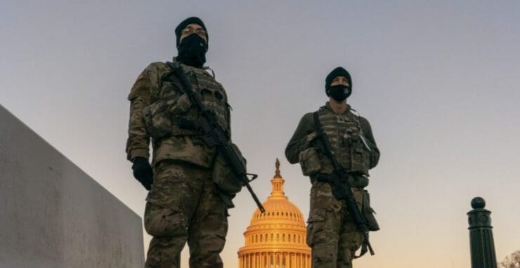 Príslušníci Národnej gardy USA hliadkujú v blízkosti Kapitolu vo Washingtone