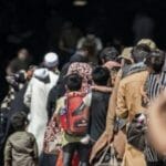 Afganské rodiny nastupujú do lietadla
