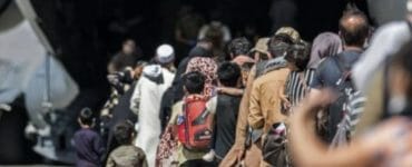 Afganské rodiny nastupujú do lietadla