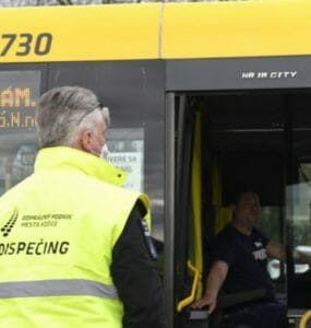 Dispečer pri odstavenom autobuse pri autobusovej a železničnej stanici v Košiciach