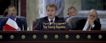 Francúzsky prezident Emmanuel Macron (uprostred) počas regionálneho summitu v Bagdade v sobotu 28. augusta 2021.
