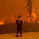 Hasič stojí na mieste lesného požiaru v Jakutskej republike na Sibíri 7. augusta 2021