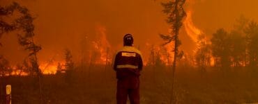 Hasič stojí na mieste lesného požiaru v Jakutskej republike na Sibíri 7. augusta 2021